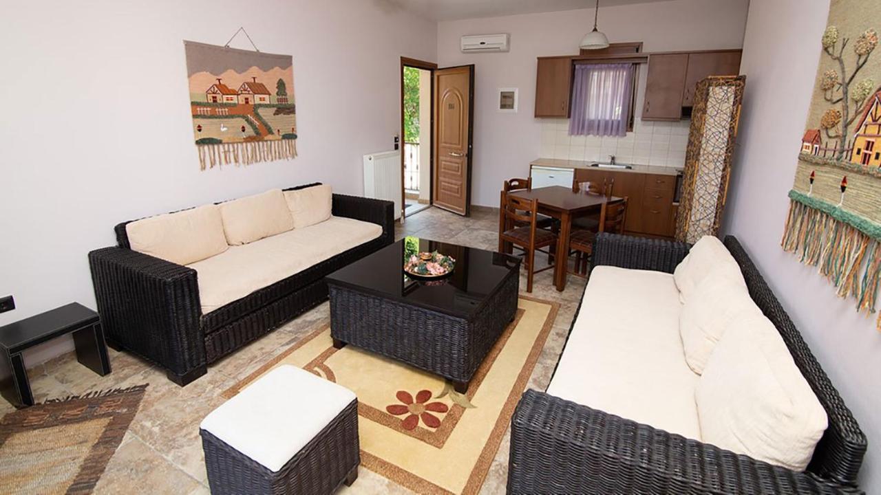 Ξενώνας Μενελαΐς - Menelais Apartments Thrapsimion ภายนอก รูปภาพ