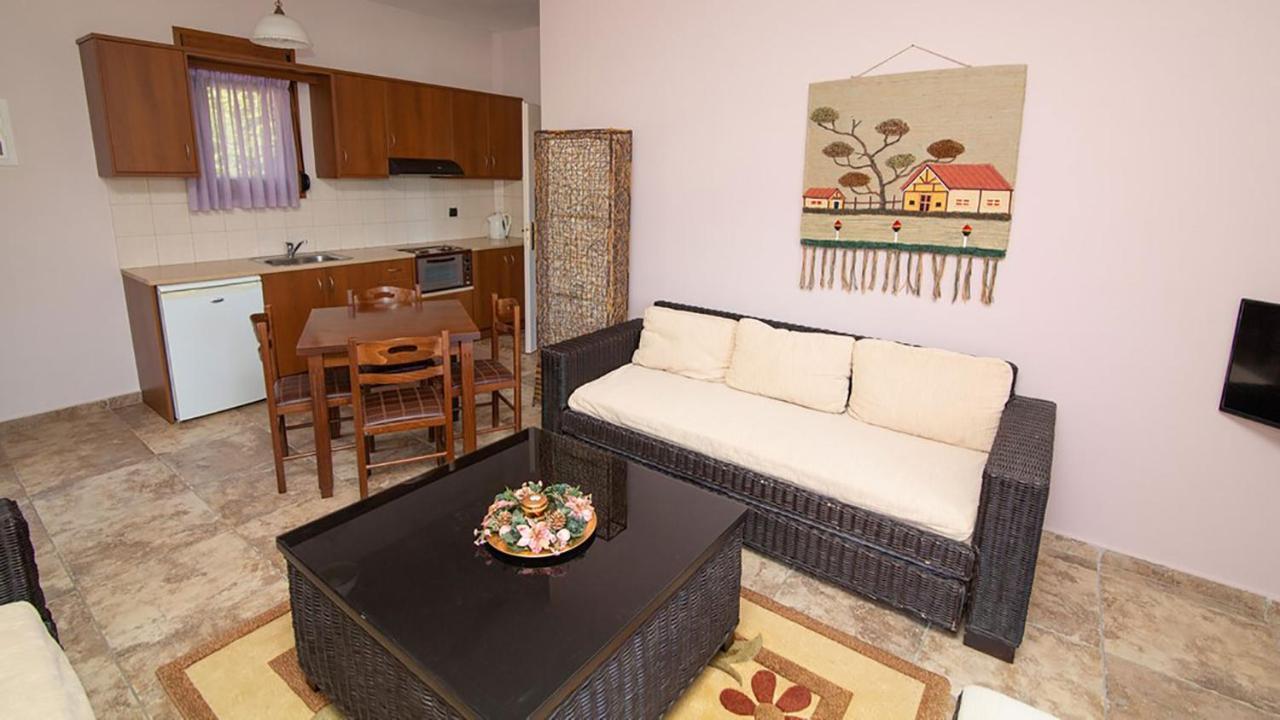 Ξενώνας Μενελαΐς - Menelais Apartments Thrapsimion ภายนอก รูปภาพ