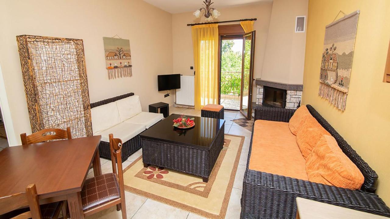 Ξενώνας Μενελαΐς - Menelais Apartments Thrapsimion ภายนอก รูปภาพ