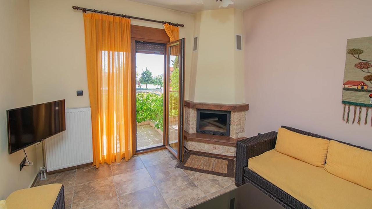 Ξενώνας Μενελαΐς - Menelais Apartments Thrapsimion ภายนอก รูปภาพ