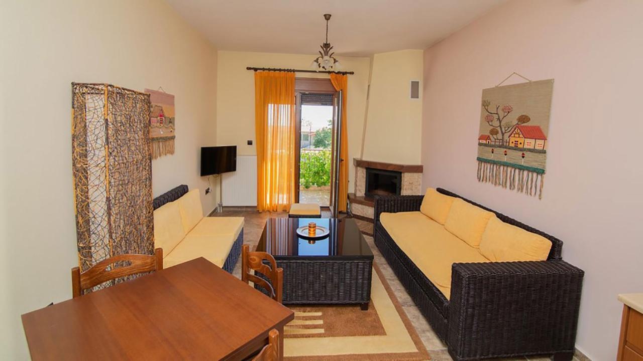 Ξενώνας Μενελαΐς - Menelais Apartments Thrapsimion ภายนอก รูปภาพ