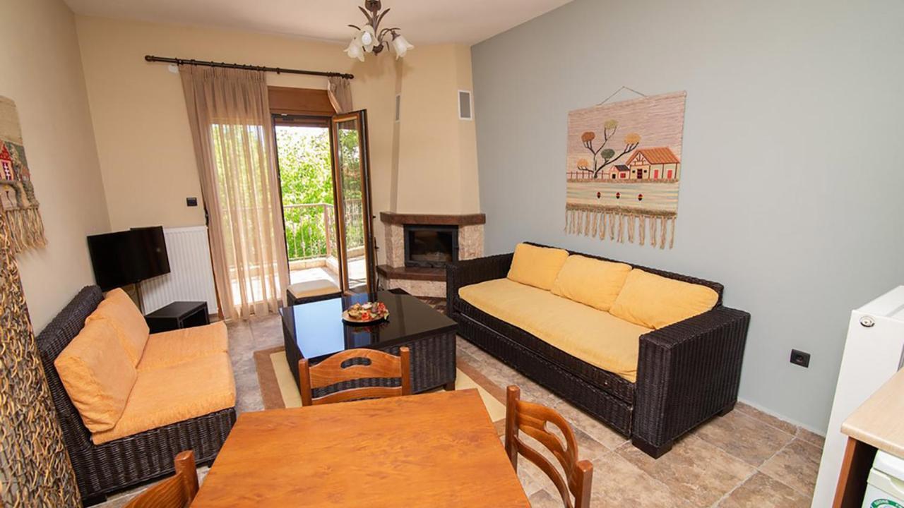 Ξενώνας Μενελαΐς - Menelais Apartments Thrapsimion ภายนอก รูปภาพ